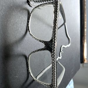 Eyewear with snakesprint detail w metal chain.